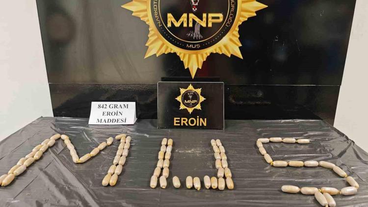 Muşta bir şüphelinin midesinde 842 gram eroin ele geçirildi