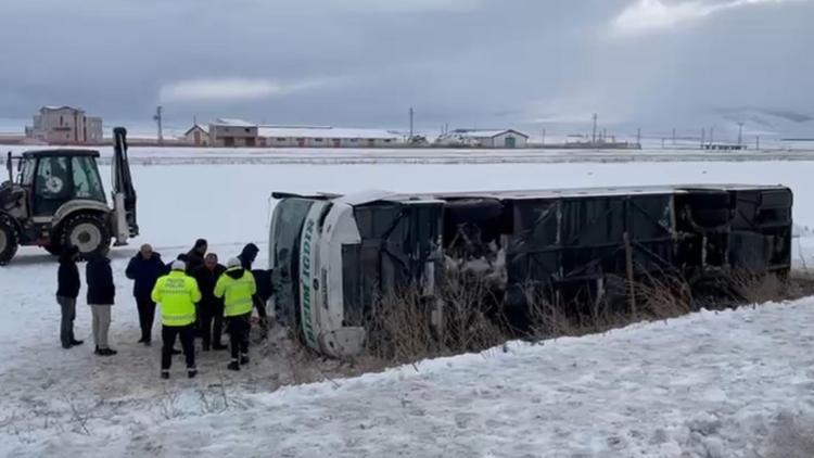 Karsta yolcu otobüsü, şarampole yuvarlandı: 23 yaralı