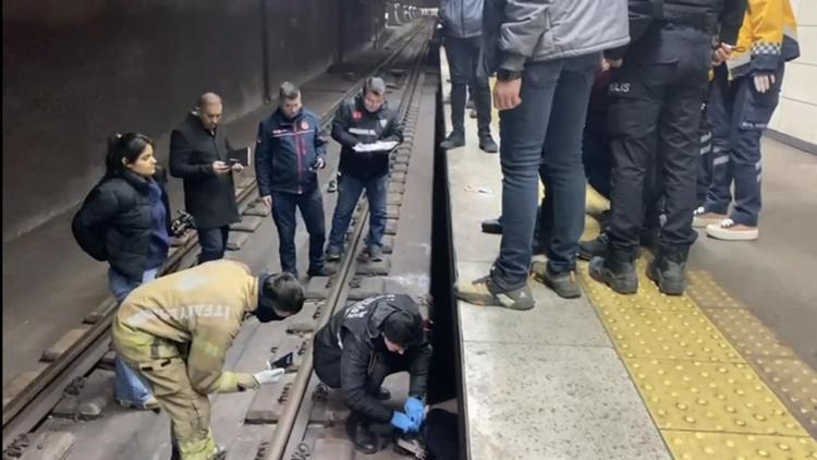 İstanbul-Marmarayda raylara atlayan kişi hayatını kaybetti