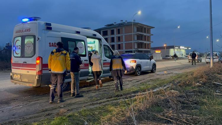 Düzcede şarampole devrilen otomobilin sürücüsü yaralandı