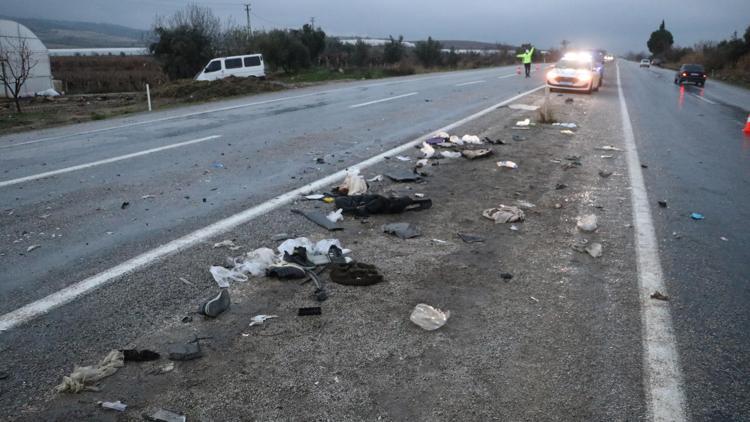 Denizlide 2 otomobil kafa kafaya çarpıştı; karı- koca ile oğulları öldü, 3 yaralı