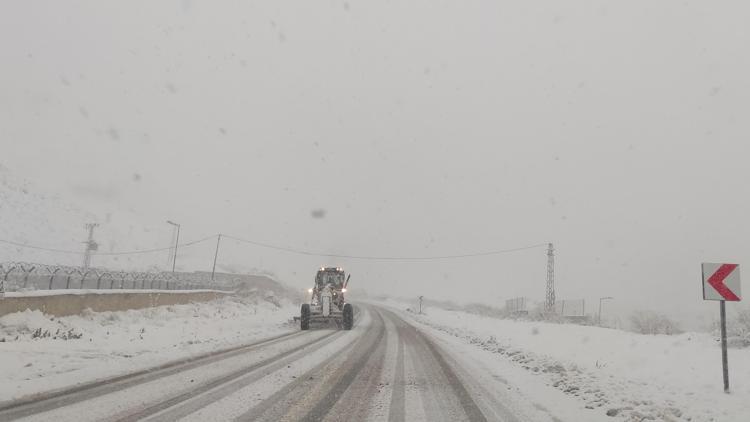 Vanda kar nedeniyle 163 yerleşim yerinin yolu kapandı