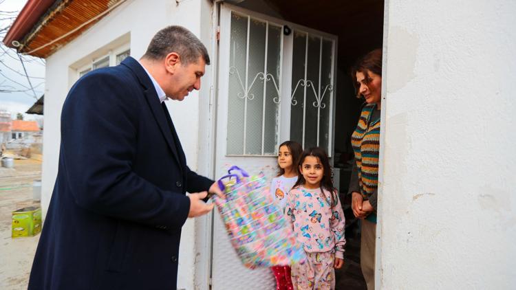 Burdur itfaiyesinden çocukları sevindiren yılbaşı hediyesi