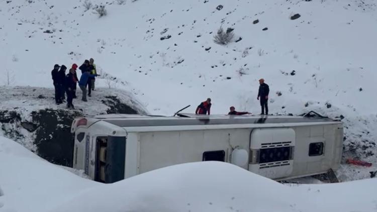 Erzincan ve Kars’taki otobüs kazalarında 9 kişinin tedavileri sürüyor