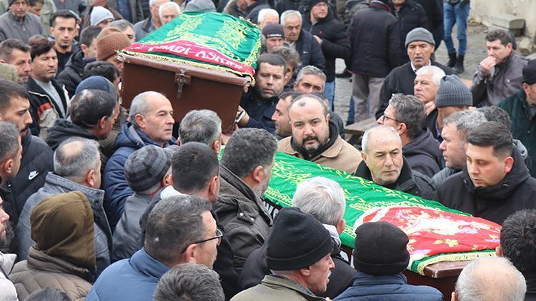 Anne, baba ve oğullarına acı veda... Tabutun üzerindeki örtü herkesi kahretti