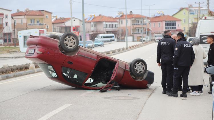 Karamanda devrilen otomobilin sürücüsü yaralandı