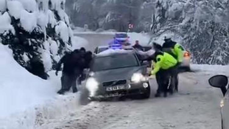 Kar yağışında yolda kalan sürücülere jandarma yardım etti; o anlar kamerada