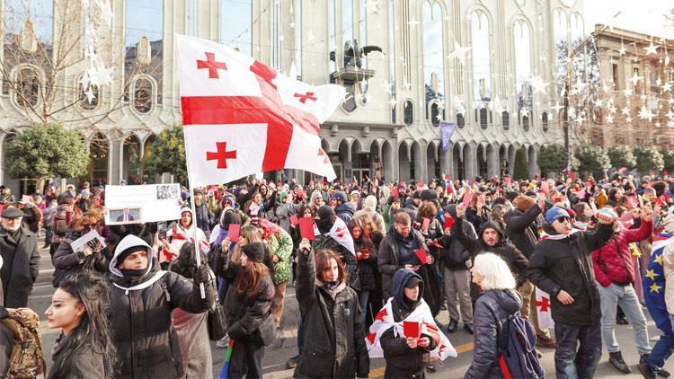 Gürcistan’da siyasi kriz sürüyor: Konutu boşalttı görevi devretmedi