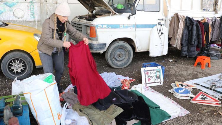 Yavru kedi hayatını değiştirdi; sokaktaki canlar için ikinci el eşya satıyor