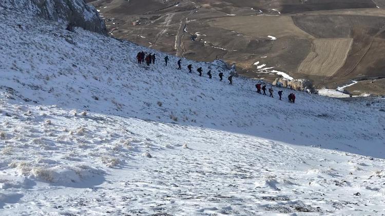 Tecer Dağları’nın zirvesine tırmandılar