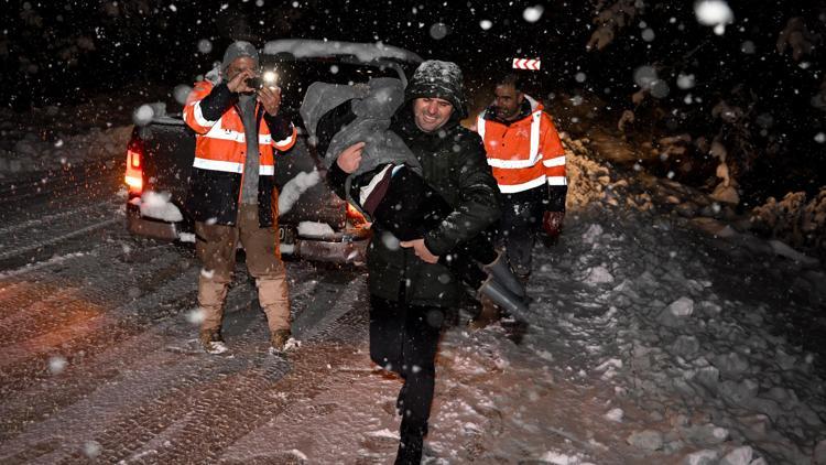 Karda mahsur kalanların yardım çağrılarına belediye koştu