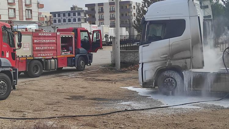 Mardinde park halindeki TIRda çıkan yangın söndürüldü