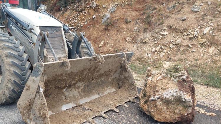 Yola düşen kayalar belediye ekiplerince kaldırıldı