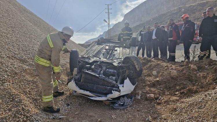 Mardin’de yol kenarına devrilen otomobilin sürücüsü yaralandı