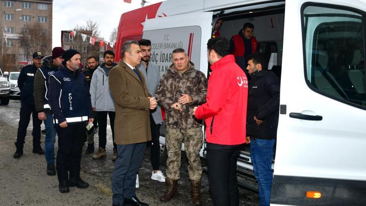 Ardahan Valisi Çiçek, Mobil Göç Noktası Aracında incelemelerde bulundu