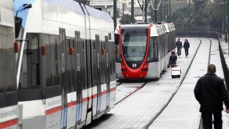 İstanbulda Galata Köprüsündeki eylem nedeniyle toplu ulaşım seferlerinde düzenleme yapıldı