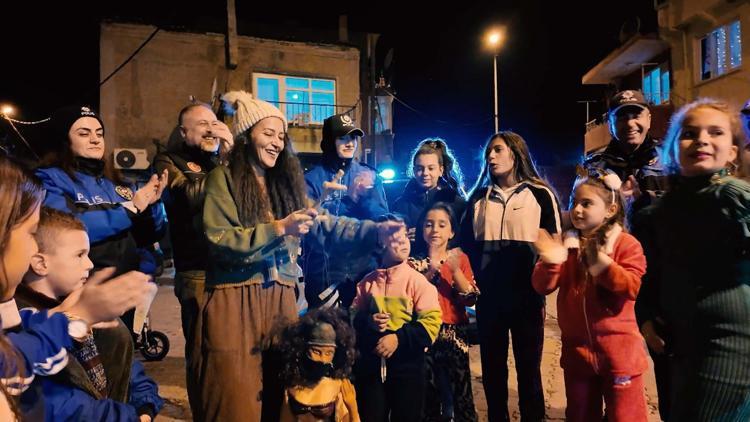 Çanakkale’de polislerden çocuklara sürpriz yeni yıl kutlaması