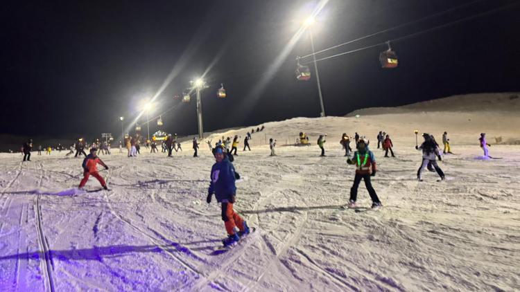 Erciyeste yeni yıl öncesi gece kayağı