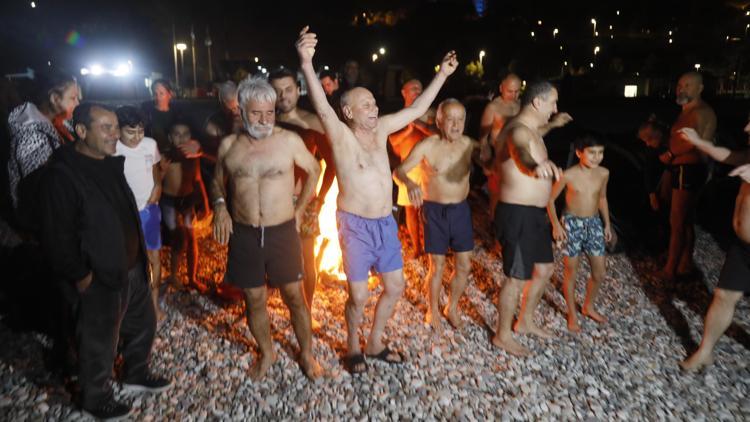 Antalya yeni yılı denizde karşıladılar