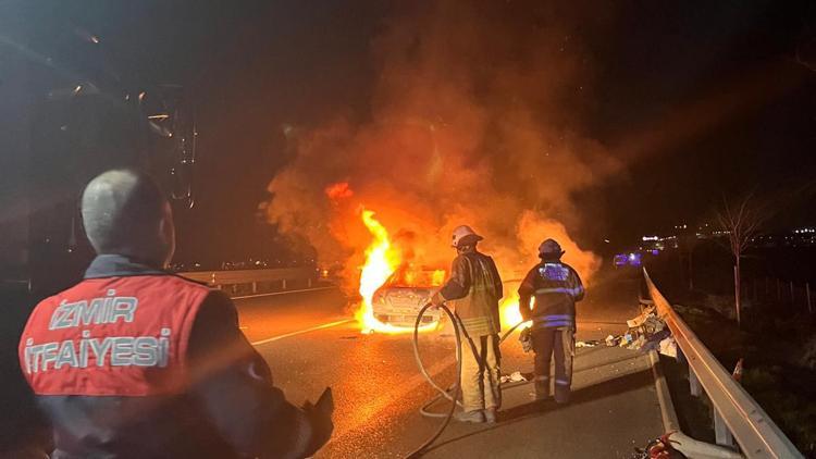 İzmirde yeni yılın ilk dakikalarında otomobili alev alev yandı