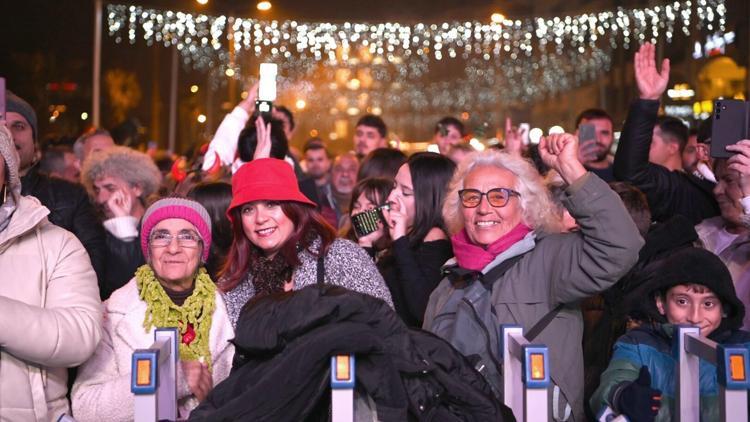 Kuşadası yeni yılı sokak partisiyle karşıladı