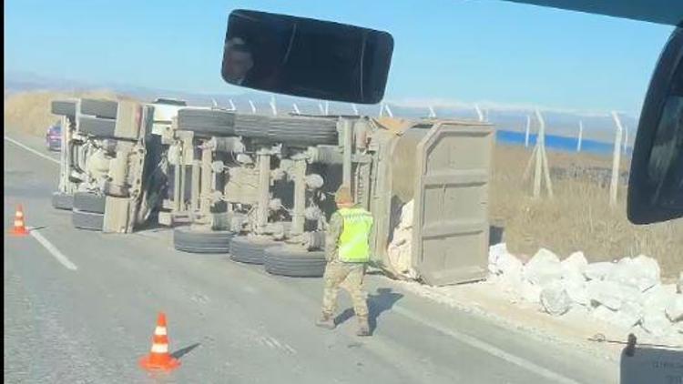 Siirtte devrilen hafriyat yüklü kamyonun sürücüsü yaralandı