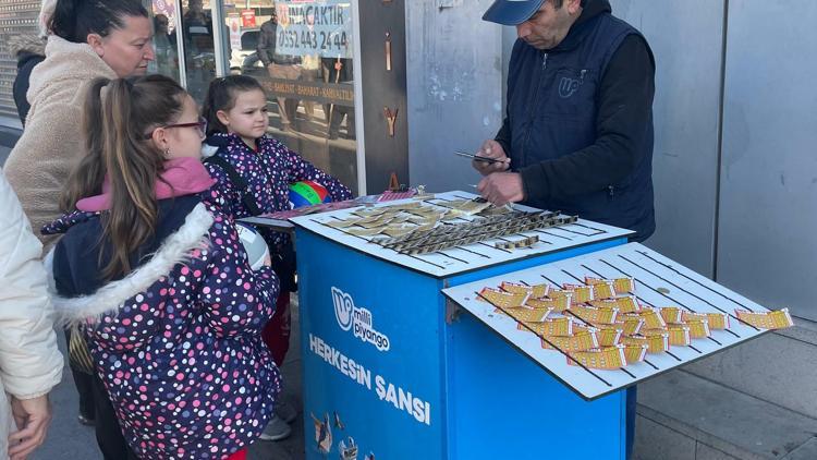 İzmirde büyük ikramiye isabet eden bileti satan seyyar bayi: Öğrenince ben de çok şaşırdım