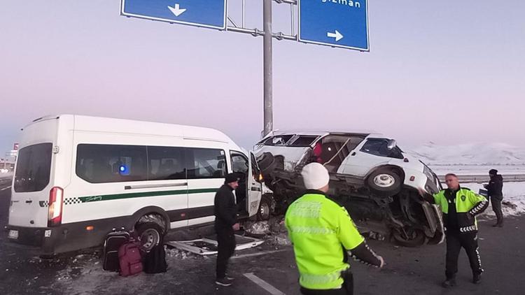 Kars’ta iki minibüs çarpıştı: 27 yaralı