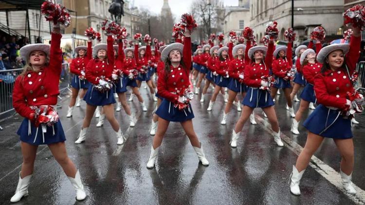 Londra’da yeni yıl geçit töreni şiddetli rüzgara rağmen coşkuyla gerçekleşti