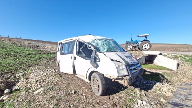 Diyarbakırda öğrenci servisi devrildi: 10’u öğrenci 11 yaralı