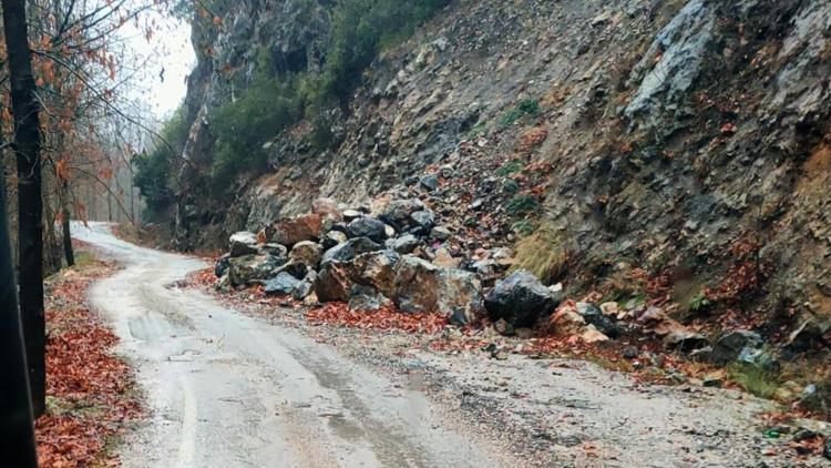 Yağmurla düşen kaya parçaları yolu trafiğe kapattı