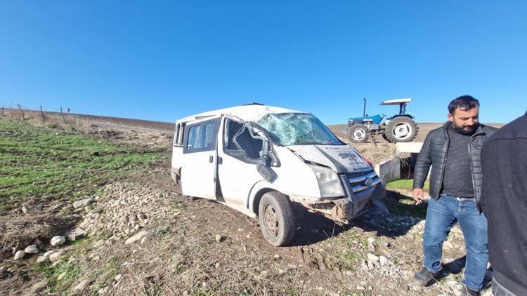 Diyarbakırda öğrenci servisi devrildi: 10’u öğrenci 11 yaralı