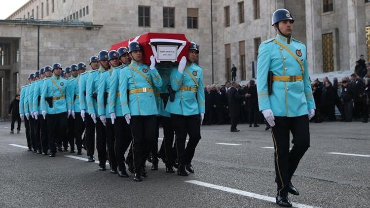 Eski bakan Nahit Menteşe için Mecliste cenaze töreni