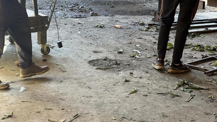 İşçiler teneke kovada yaktıkları ateşte ısınırken patlama oldu: o anlar kamerada