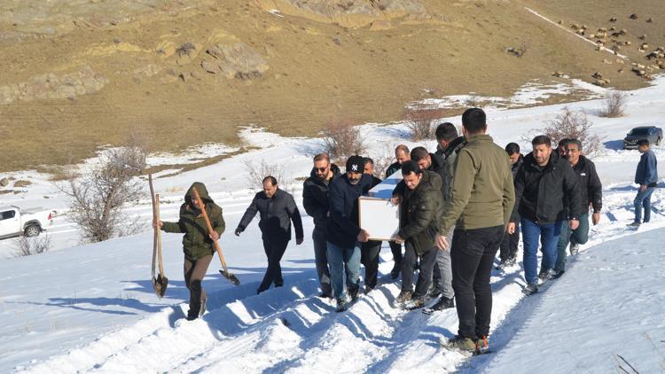 Hakkaride kaya parçasının isabet ettiği minibüste ağır yaralanan çocuk hayatını kaybetti