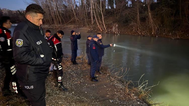 Bartın Irmağı’na giren yavru yunusun denize dönmesi için çalışma başlatıldı