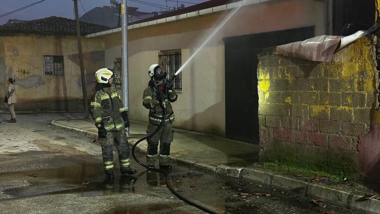 İzmirde ikinci yangın faciasından dönüldü; ev yangınında mahsur kalan 6 çocuğu mahalleli kurtardı