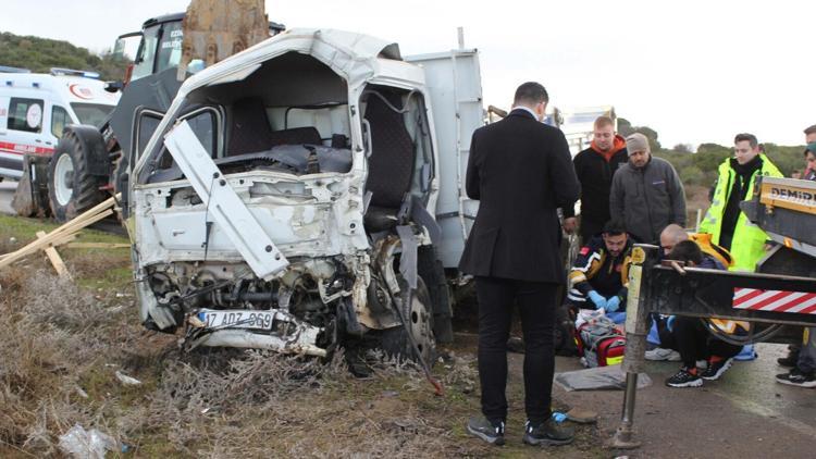 Çanakkalede 2 kamyonet çarpıştı; 1 ölü, 1 yaralı