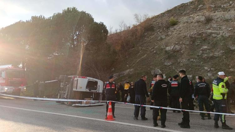 Balıkesirde yolcu midibüsü otomobile çarptı; 2 ölü ve yaralılar var