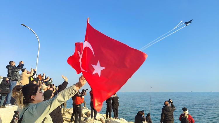 Mersinde SOLOTÜRK gösterisi