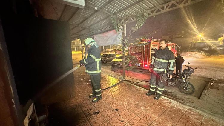 Hatay’da berber dükkanı yandı