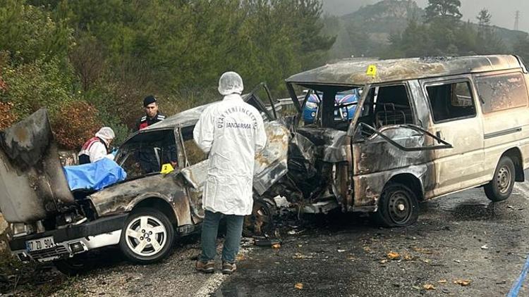 İzmirde feci kaza Otomobil alev aldı: 1 kişi hayatını kaybetti, 3 kişi yaralandı