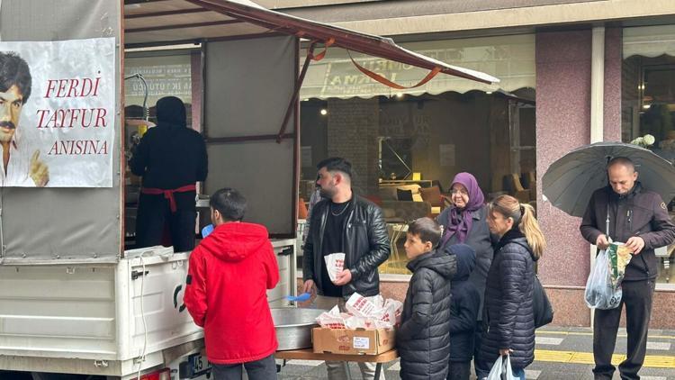 Manisada Ferdi Tayfur hayrına lokma dağıtıldı