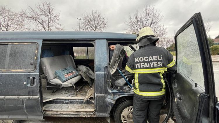 Kocaeli’de seyir halindeki minibüste çıkan yangın söndürüldü