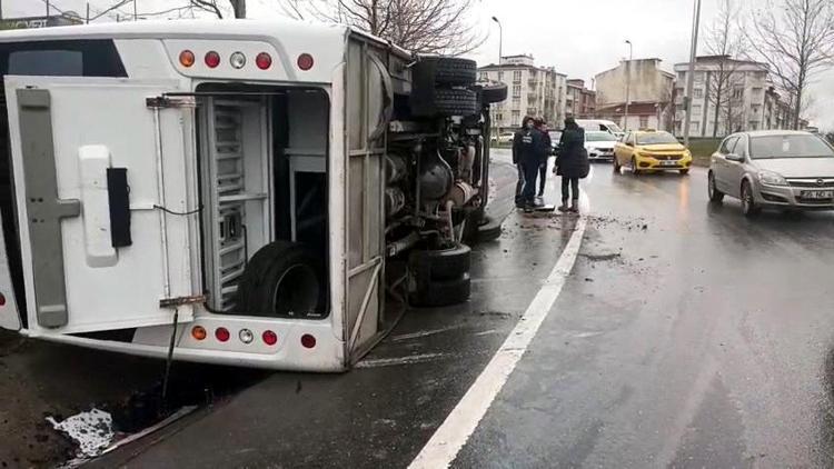 İstanbul- Esenyurtta şoförün hakimiyetini kaybettiği midibüs devrildi