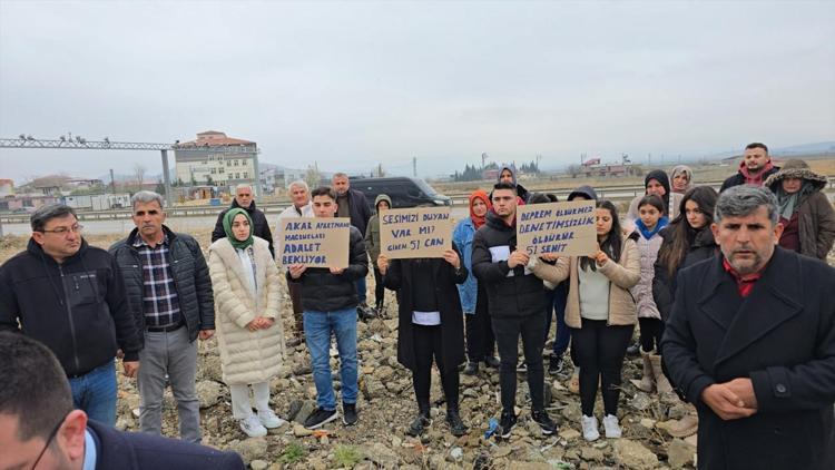 51 kişinin öldüğü 2 binanın müteahhidi tahliye edildi; aileler karara tepkili