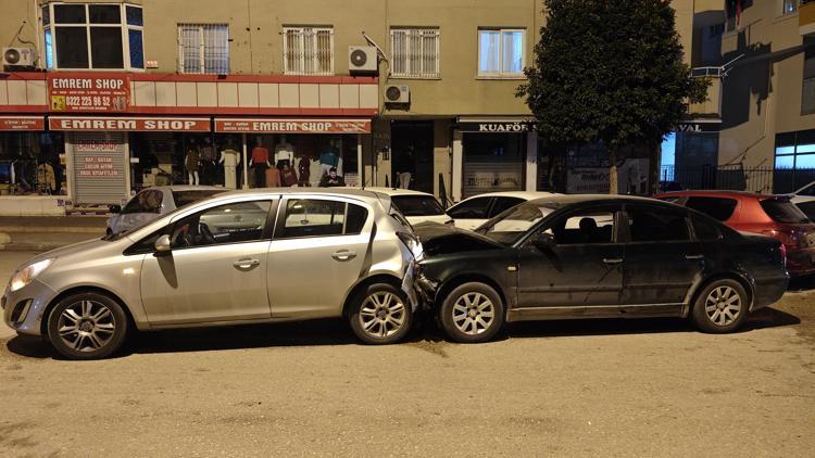 Adanada otomobil, park halindeki 5 araca çarptı: 3 yaralı