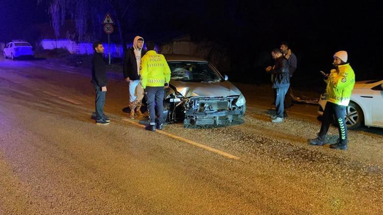 Bursada, refüje çarpan otomobil karşı şeride geçti: 2 yaralı