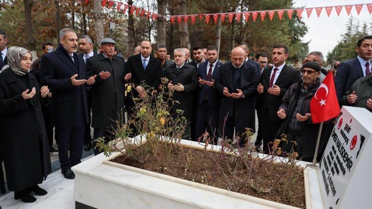 Dışişleri Bakanı Hakan Fidan, şehit Astsubay Ömer Halisdemirin kabrini ziyaret etti