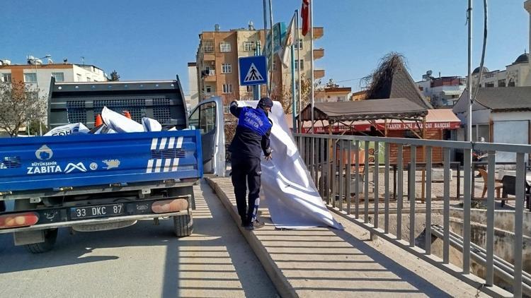 Tarsus’ta kent estetiğini bozan afiş ve pankartlar toplanıyor